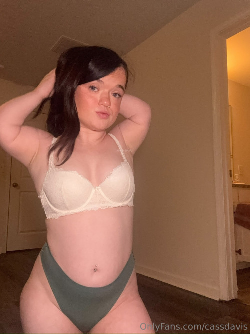 cassandramaechild-Cassandra-Mae-Davis_Cassandra_1536x2048_469544c450eb5e5ce33eb701f7744322-LIQg0G0K.jpg