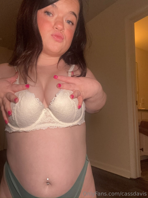 cassandramaechild-Cassandra-Mae-Davis_Cassandra_1536x2048_4d611aaba3b3d097251b852f1338531f-Iyq9vfrz.jpg